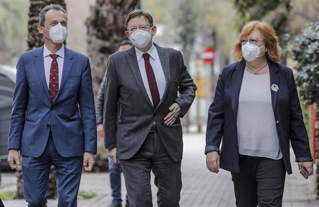El ministro de Ciencia e Innovación, Pedro Duque (i), y el presidente de la Generalitat, Ximo Puig (d), durante su visita al Instituto de Biomedicina de Valencia