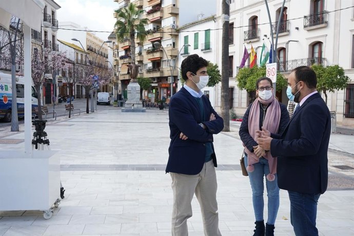 El diputado nacional por el PP de Málaga Mario Cortés, tras visitar Coín junto al alcalde y presidente local del partido, Francisco Santos.