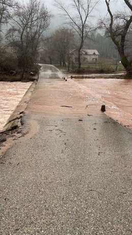 Acceso a Loma de María Ángela, afectado por la crecida del rio.