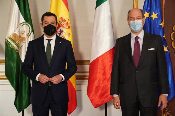 El presidente de la Junta de Andalucía, Juanma Moreno (i.), recibe en el Palacio de San Telmo de Sevilla al embajador de la República Italiana, Riccardo  Guariglia (d.), este lunes.
