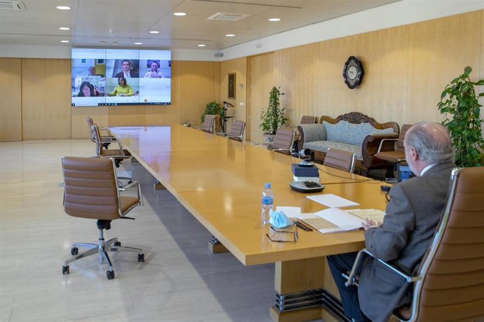 Reunión del presidente de la Diputación de Sevilla, Fernando Rodríguez Villalobos, con el alcalde de El Coronil a propósito del Plan Contigo.