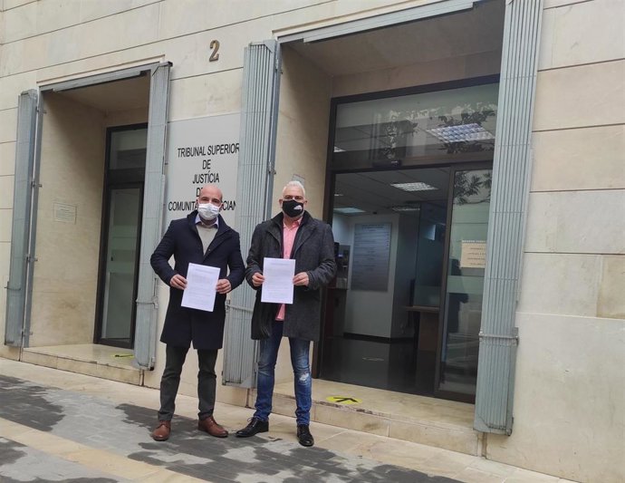 Hosteleros de Castellón en la presentación del recurso ante el TSJCV