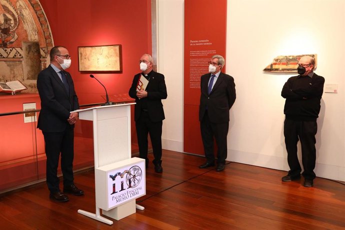 El consejero de Cultura de Aragón, Felipe Faci, se traslada al museo diocesano de Barbastro-Monzón, donde, junto con el obispo monseñor Ángel Pérez, esperan la llegada de los bienes desde Lérida.