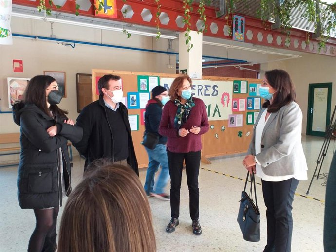 La delegada de Educación, Estela Villalba, visita el IES San José de Cortegana.