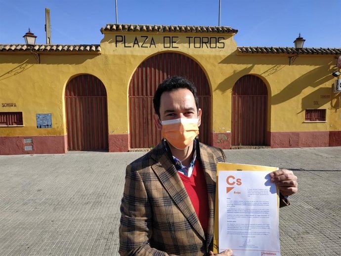 Moisés Bermudo junto a la plaza de toros