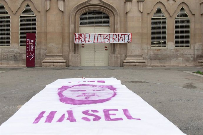 Dos pancartas en defensa de Pablo Hasel en el rectorado de la Universidad de Lleida, en Cataluña (España), a 15 de febrero de 2021.