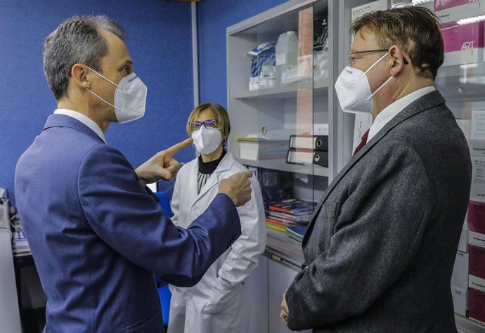 El ministro de Ciencia e Innovación, Pedro Duque (i), y el presidente de la Generalitat, Ximo Puig (d), durante su visita al Instituto de Biomedicina de Valencia