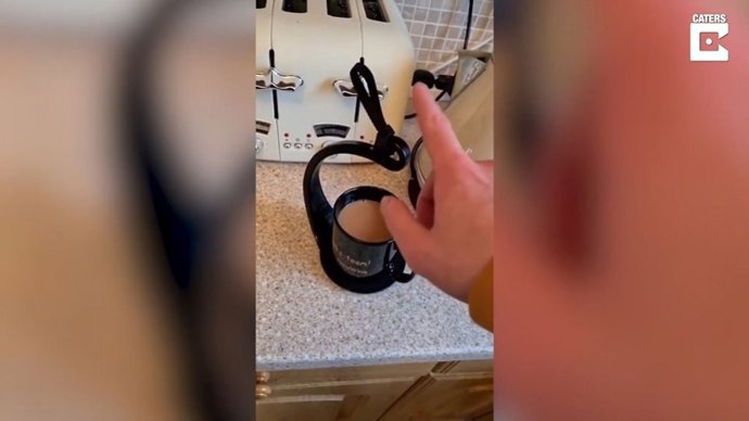 Este dispositivo evita que cualquier bebida se derrame por muchos tropiezos y muchas vueltas se le de