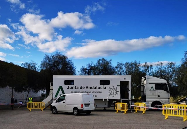Vehículo de la Junta de Andalucía destinado a los cribados poblaciones