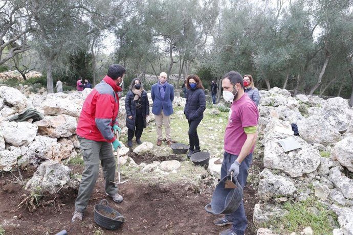 La presidenta del Consell, Catalina Cladera, y la vicepresidenta y consellera insular de Cultura, Patrimonio y Política Lingüística, Bel Busquets visitan Es Turassot.