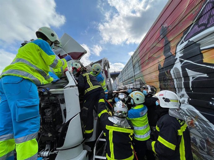 Herido un chófer en un choque entre dos camiones en la M-50