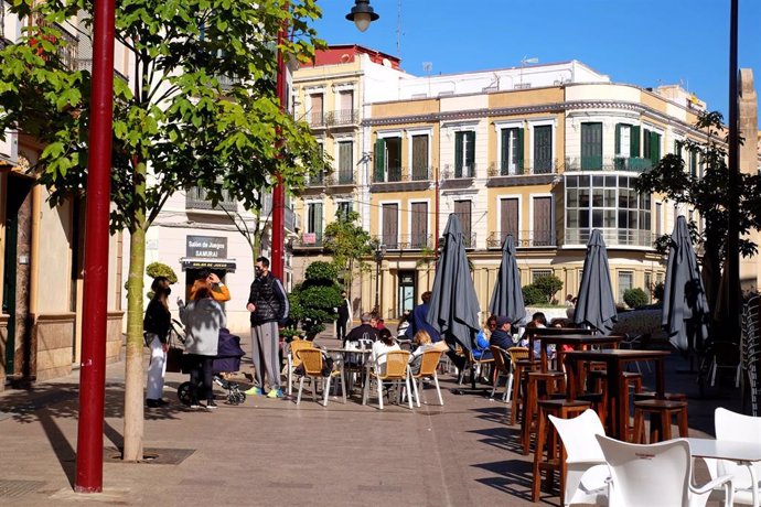 Una terraza en una plaza de Melilla, en una imagen de archivo