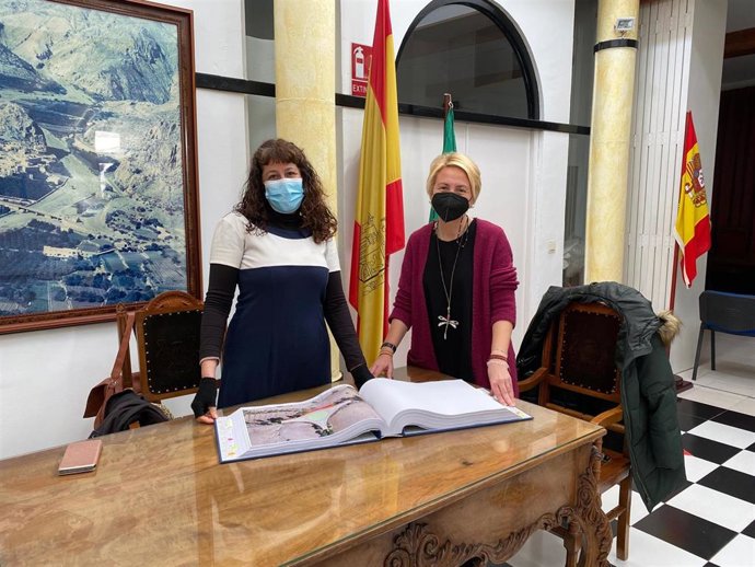 La alcaldesa de Alboloduy y la delegada territorial de Fomento en Almería