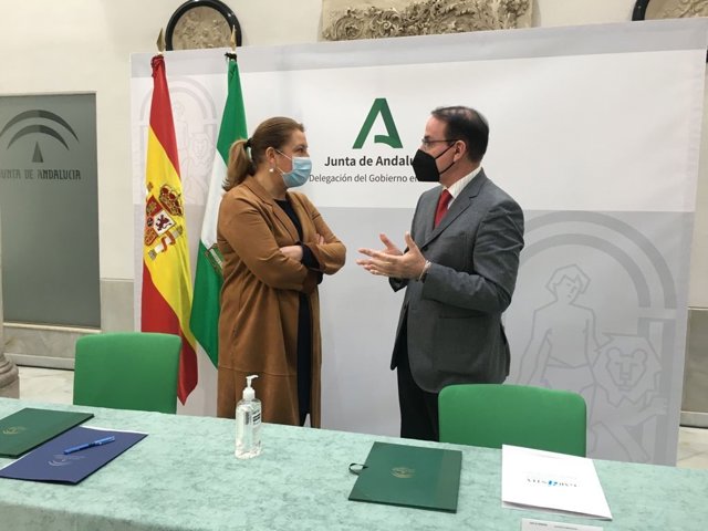La consejera de Agricultura, Ganadería, Pesca y Desarrollo Sostenible, Carmen Crespo, con el presidente de Garántia, Javier González de Lara.