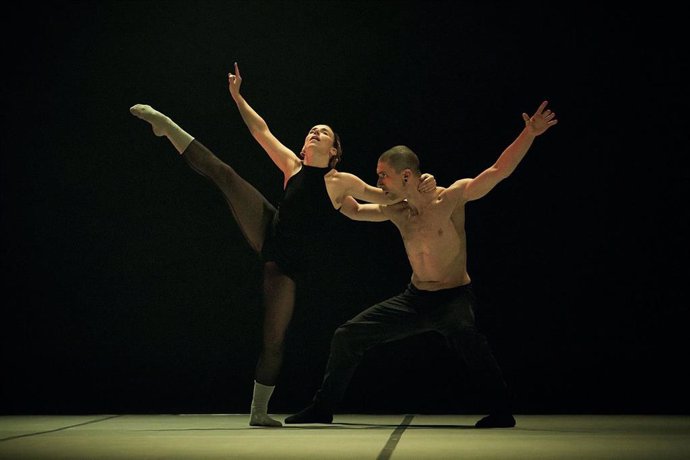 Iratxe Ansa y elIgor Bacovich interpretan 'Al desnudo'pa