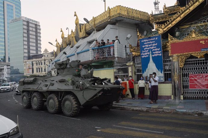 Carros de combate tras el golpe de Estado en Rangún, Birmania