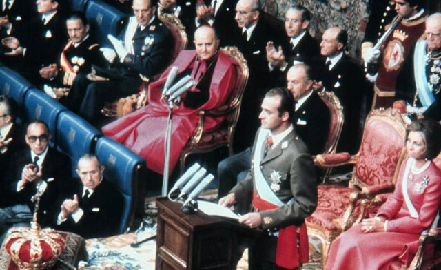 Juan Carlos de Borbón durante su discurso en el que toma posesión como Rey ante las Cortes el 22 de noviembre de 1975