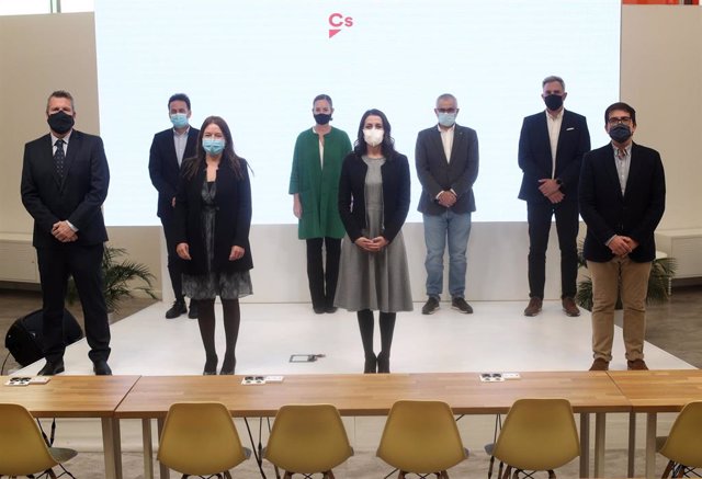 La presidenta de Ciudadanos, Inés Arrimadas posa en la sede del partido junto a los miembros del Comité Permanente y el candidato a la Presidencia de la Generalitat de Cataluña, Carlos Carrizosa.