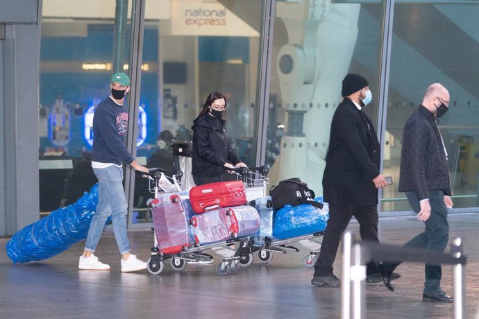 15 February 2021, United Kingdom, London: Passengers arrive at London Heathrow's Terminal 5 on the first flight to the airport from one of 33 "red list" countries. British nationals or residents returning to the UK from the 33 countries on the Corona 'r
