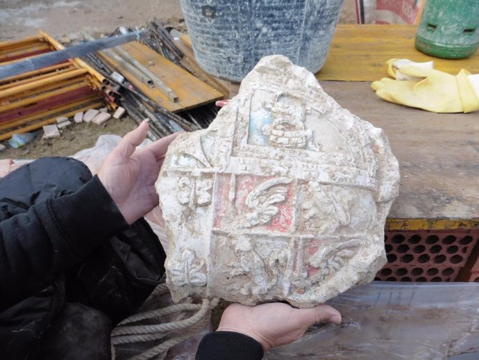 Fragmento del escudo nobiliario encontrado durante las obras en el Castillo del Hierro de Fuentes
