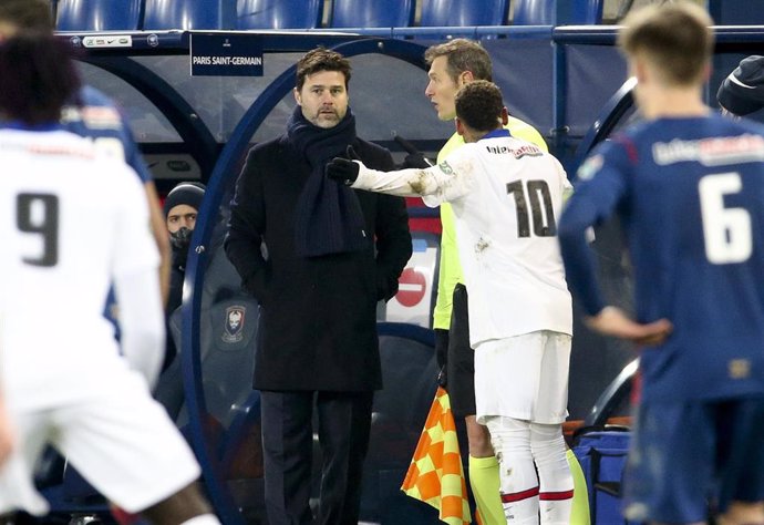 Neymar Jr of PSG talks with coach of PSG Mauricio Pochettino during the French Cup, round of 64 football match between Stade Malherbe de Caen (SM Caen) and Paris Saint-Germain (PSG) on February 10, 2021 at Stade Michel d'Ornano in Caen, France 