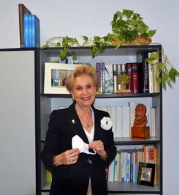 Carmen Quintanilla, presidentda de Afammer, recoge el premio.