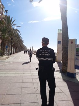 Un agente de Policía Local en el Paseo Marítimo de Almería