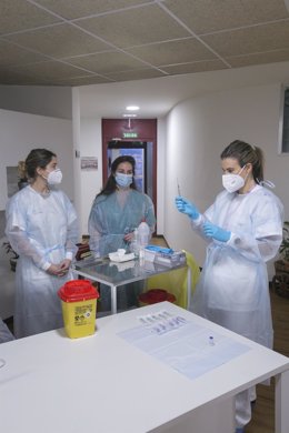 Una enfermera de Atención Primaria del área sanitaria V, Lara Menéndez (1d) prepara la segunda dosis de la vacuna Pfizer-BioNTech contra el coronavirus en el Centro Polivalente de Recursos Residencia Mixta de Gijón.