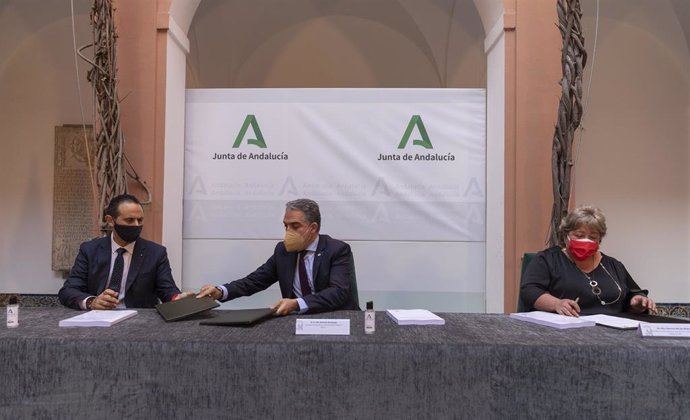 El consejero de la Presidencia, Elías Bendodo (c), firma con los  representantes del CSIF y UGT, Germán Girela (i) y Esperanza Morales (d), respectivamente, el inicio de la tramitación del anteproyecto de Ley de Función Pública de Andalucía. En Sevilla 