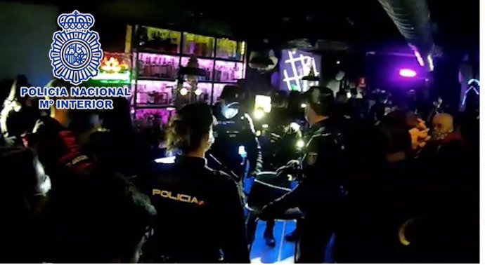 90 sanciones y 8 detenidos en dos fiestas ilegales en el madrileño barrio de Huertas