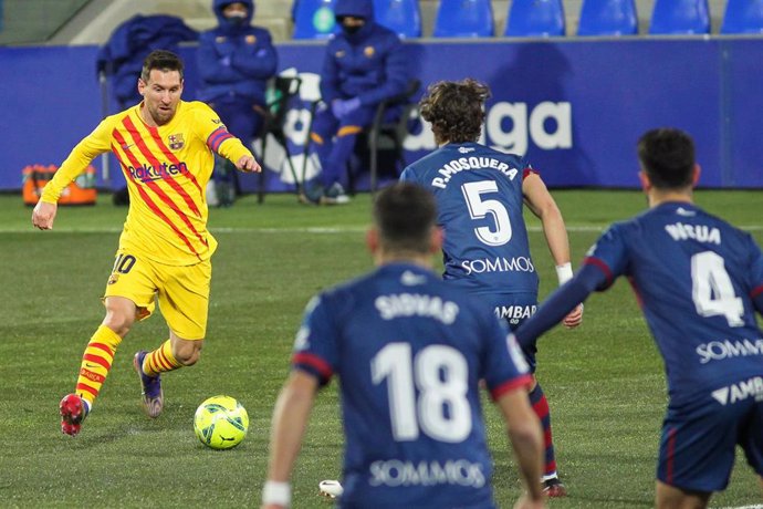 Leo Messi en una acción del partido entre el Huesca y el FC Barcelona de LaLiga Santander 2020-2021 celebrado en El Alcoraz