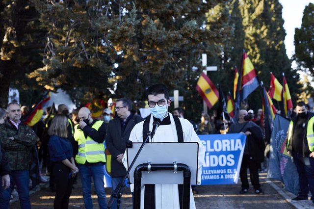 Varias personas participan en una marcha neonazi en Madrid convocada por el colectivo Juventud Patriota y que homenajea a los caídos de la División Azul. 
