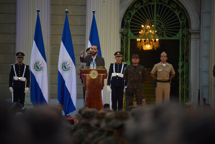 Nayib Bukele habla ante un grupo de militares