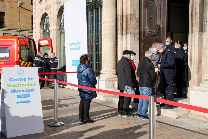 18 January 2021, France, Marseille: People stand in a queue outside a coronavirus (COVID-19) vaccination centre at the town hall. Photo: Denis Thaust/SOPA Images via ZUMA Wire/dpa