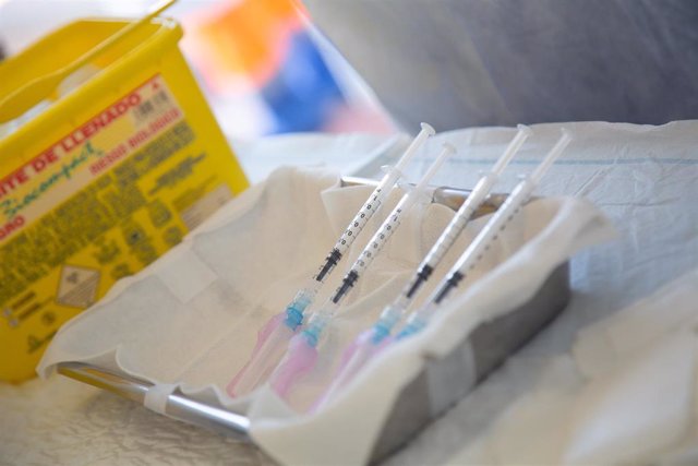 Primeras dosis de la vacuna de Pfizer listas para ser inyectadas en personas mayores en el Polideportivo Municipal, en Villafranca De Los Barros, Badajoz, Extremadura (España), a 15 de febrero de 2021.