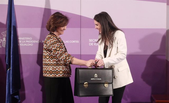 La vicepresidenta primera, Carmen Calvo (izq), entrega la cartera de Igualdad a la nueva ministra, Irene Montero (dech), durante el acto de toma de posesión en Madrid a 13 de enero de 2020.