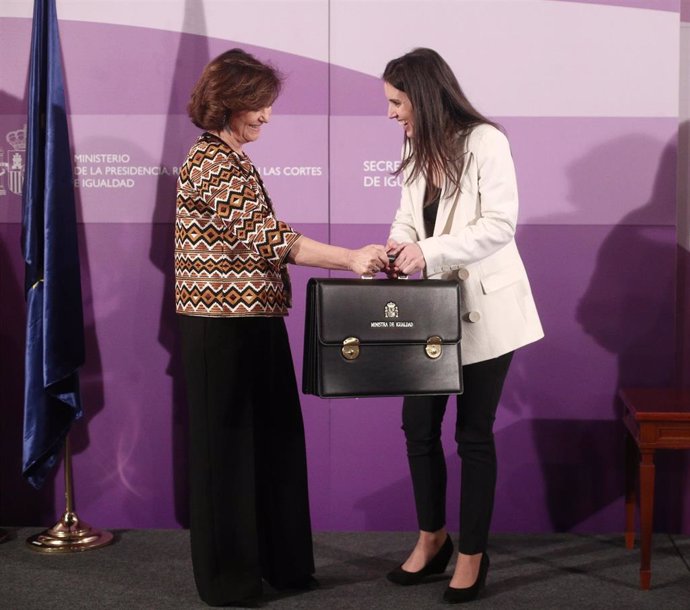 La vicepresidenta primera, Carmen Calvo (izq), entrega la cartera de Igualdad a la nueva ministra, Irene Montero (dech), durante el acto de toma de posesión de los ministros, en la sede de la Secretaría de Estado de Igualdad, en Madrid a 13 de enero de 