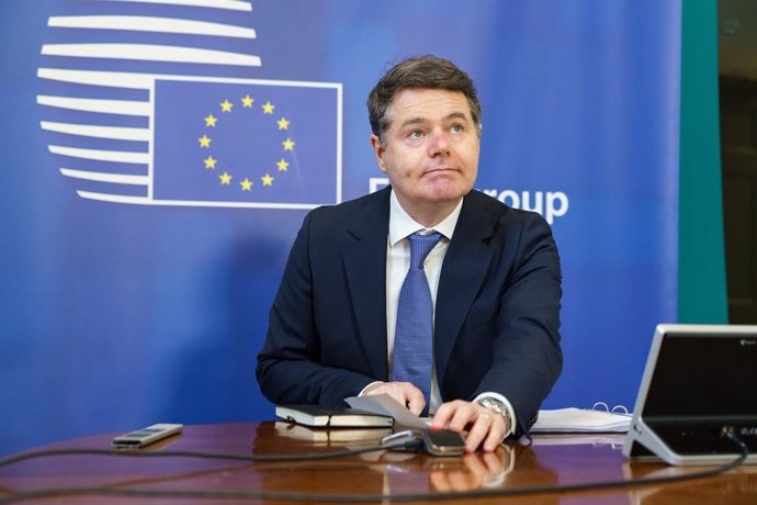 HANDOUT - 15 February 2021, Ireland, Dublin: Eurogroup President and Irish Finance Minister Paschal Donohoe attends a virtual Eurogroup meeting with European Commissioner for Economy Paolo Gentiloni, from his office in Dublin. Photo: Barry Cronin/Europe