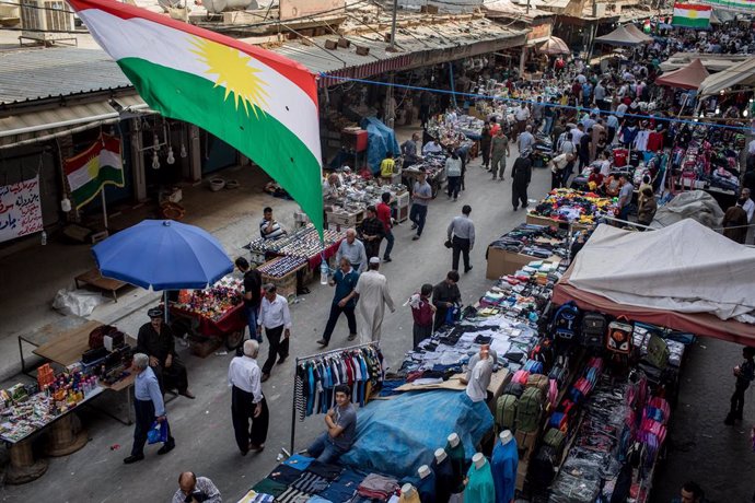 Un mercado de la ciudad de Erbil, en el Kurdistán iraquí, con una bandera del Kurdistán