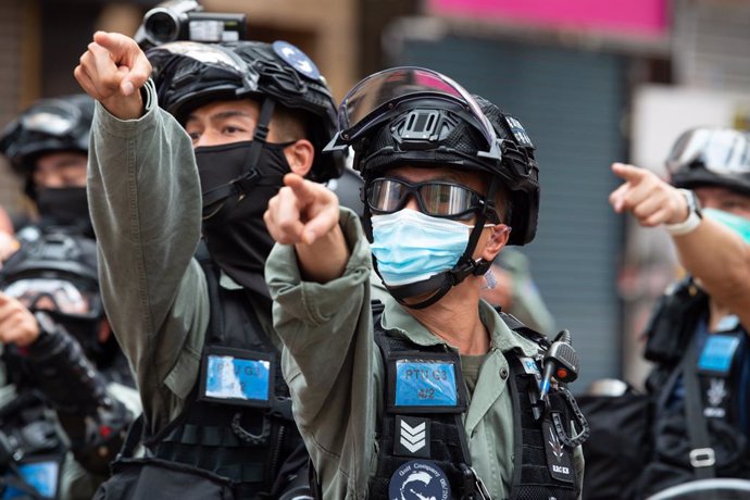 Agentes de la Policía de Hong Kong durante una protesta.