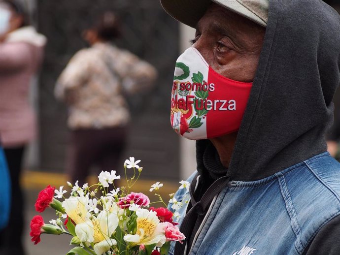 Un ciudadano peruano con una mascarilla con la bandera del país.