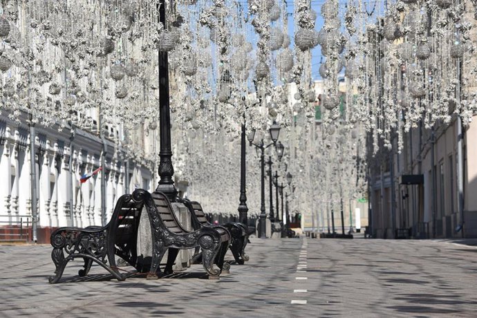 Una zona peatonal que lleva a la Plaza Roja de Moscú sin presencia de ciudadanos por el confinamiento