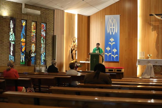 Un sacerdote oficia misa en la Parroquia de Nuestra Señora de la Misericordia, en el distrito de Puente de Vallecas