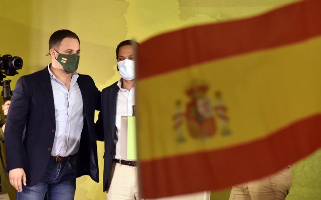 El líder de Vox, Santiago Abascal (i), y el candidato de Vox a la presidencia de la Generalitat, Ignacio Garriga, en la sede de su partido.
