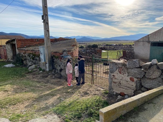 Una familia en una zona rural de la España despoblada.