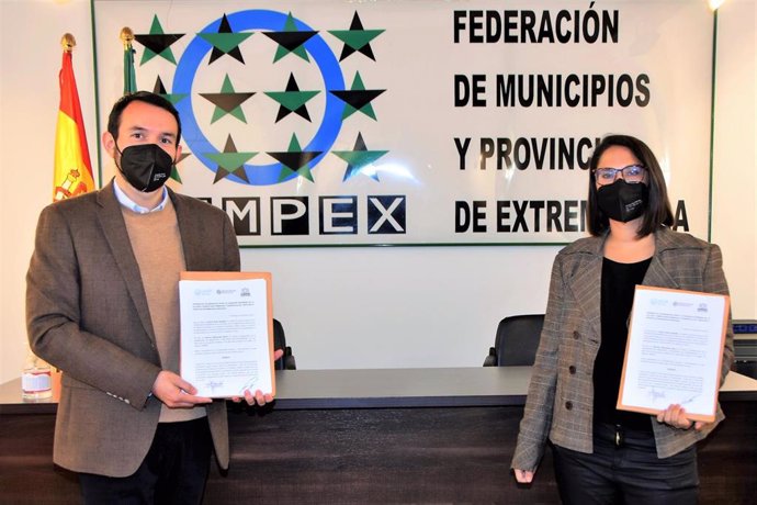 El presidente de la Fempex, Francisco Buenavista García,  y la gerente de la Fundación Extremeña de la Cultura, Cristina Reyes, firman un convenio de colaboración para la promoción de proyectos audiovisuales en municipios