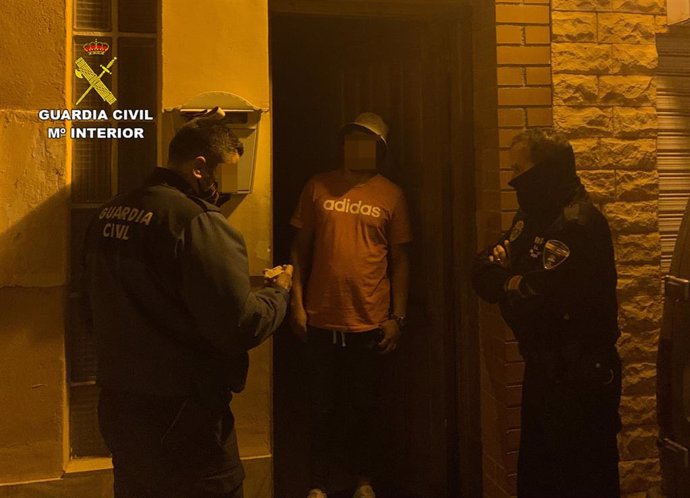 Los agentes de Guardia Civil y de Policía Local, en la puerta del domicilio en la que se celebraba la fiesta clandestina