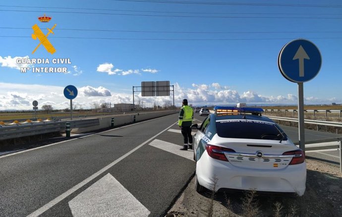 Control de la Guardia Civil en una carretera