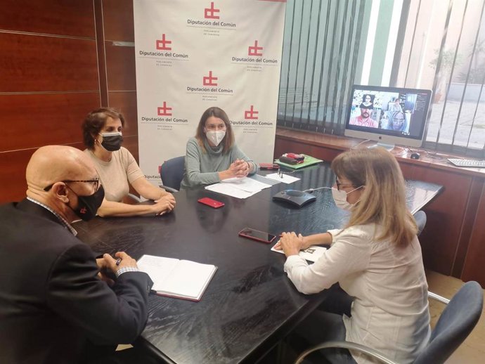 El Diputado del Común, Rafael Yanes, en una reunión con protectoras de animales