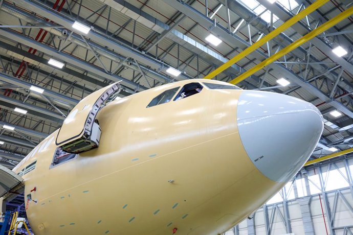 Un avión de la Compañía Airbus en la planta de Airbus en Getafe, en Madrid a 27 de noviembre de 2019.